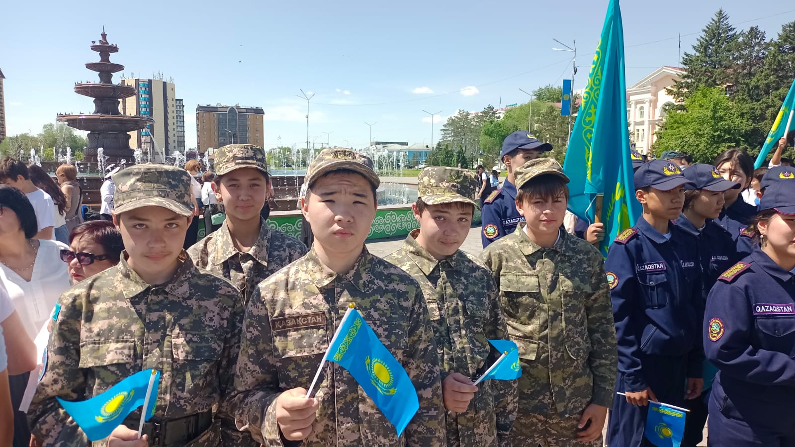 Поднятие государственного флага.