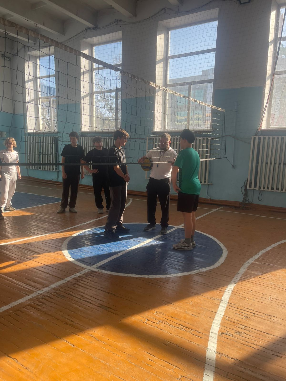 Соревнование по волейболу среди учащихся 8х классов