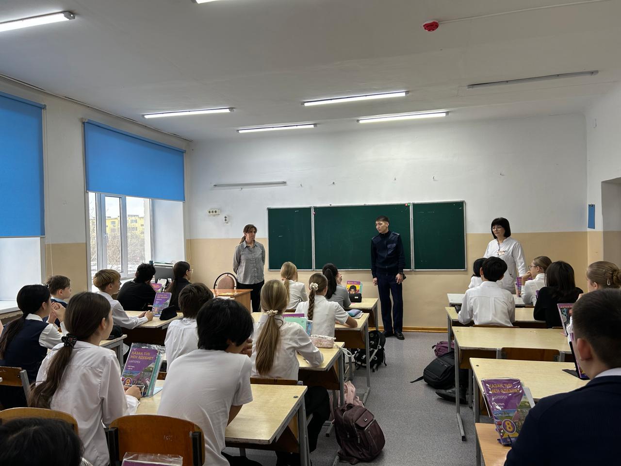 Профилактический осмотр учащихся медецинской сестрой школы.