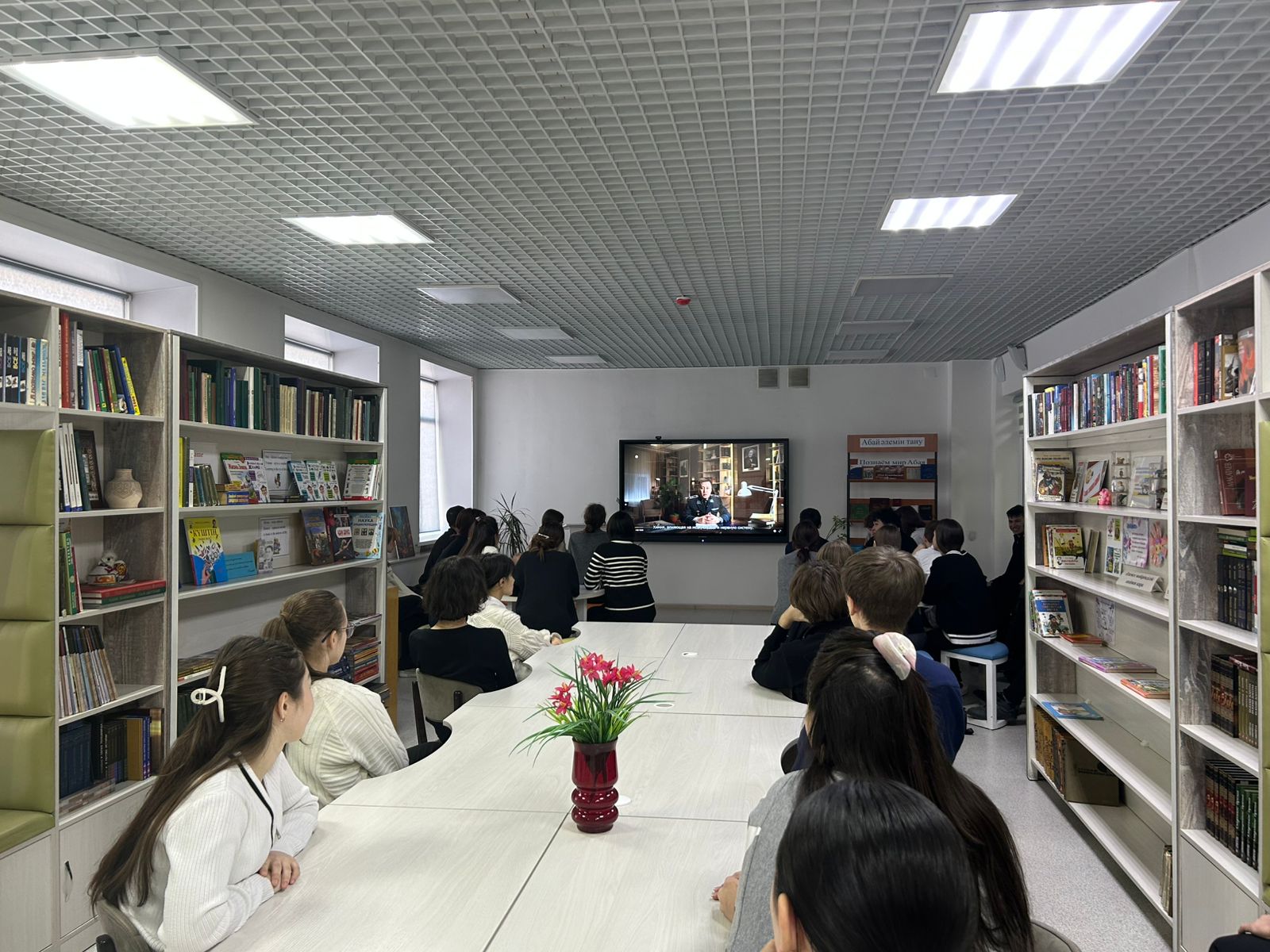 Просмотр короткометражных фильмов в старших классах.